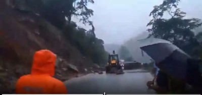 निरन्तर वर्षाका कारण खसेको पहिरो र लेदोले नारायणगढ–मुग्लिन सडकखण्ड अवरुद्ध