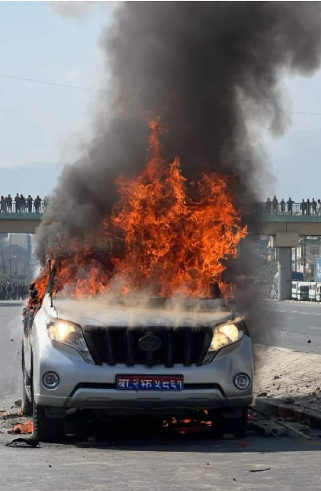 इपीएसमार्फत कोरिया जान चाहने युवाहरुको भिडले मन्त्री ज्वालाको गाडी जलायो