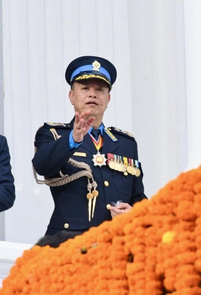 सेवानिवृत्त हुन नपाउँदै पूर्व आइजी खापुङविरुद्ध स्थान हदको आदेश!
