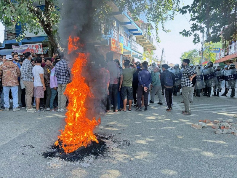 सिमरा विमानस्थलबाहिर अराजक भिडबिच झडप, प्रशासनद्वारा कर्फ्यू जारी