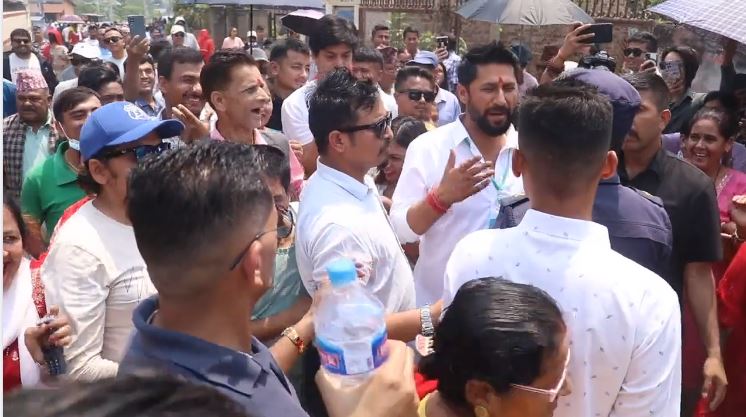 रवि र उनका समर्थकले नाराबाजी गर्दै मतदानस्थलमा पुगेपछि चिनवनको एक बुँथमा मतदान प्रक्रिया स्थगित
