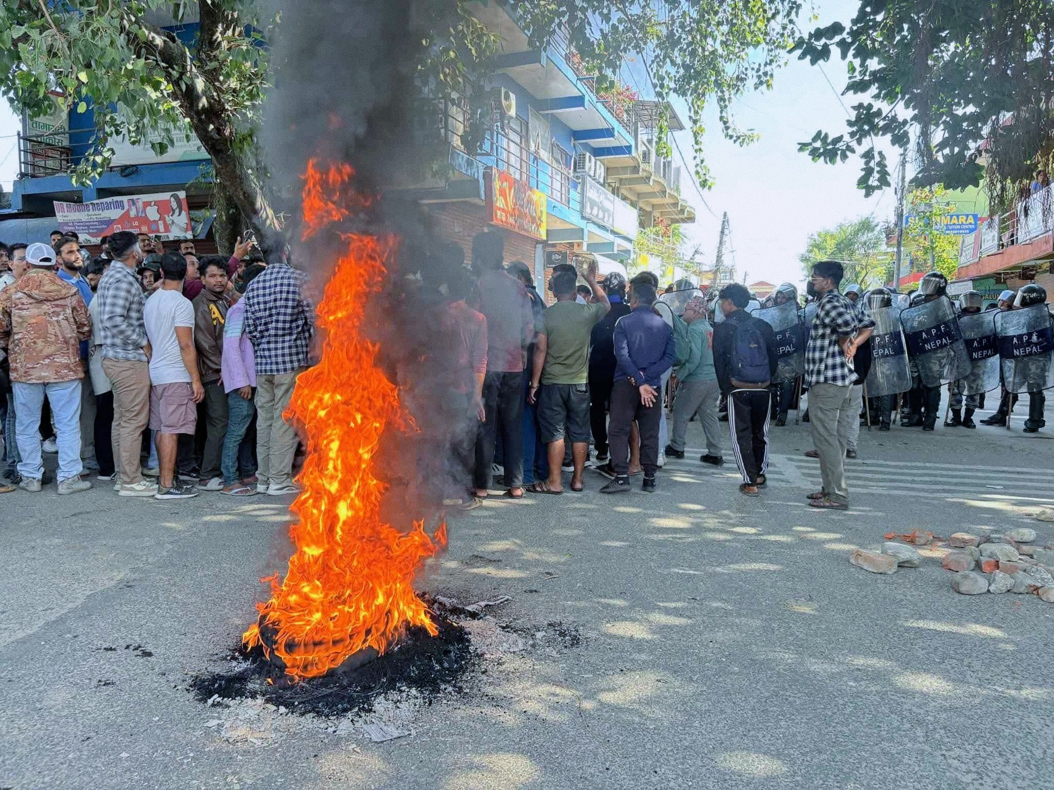 सिमरा विमानस्थलबाहिर अराजक भिडबिच झडप, प्रशासनद्वारा कर्फ्यू जारी